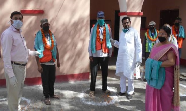मेडिकल कर्मियों और पुलिस के साथ सफाई कर्मचारियों का भी सम्मान मेडिकल कर्मियों और पुलिस के साथ सफाई कर्मचारियों का भी सम्मान